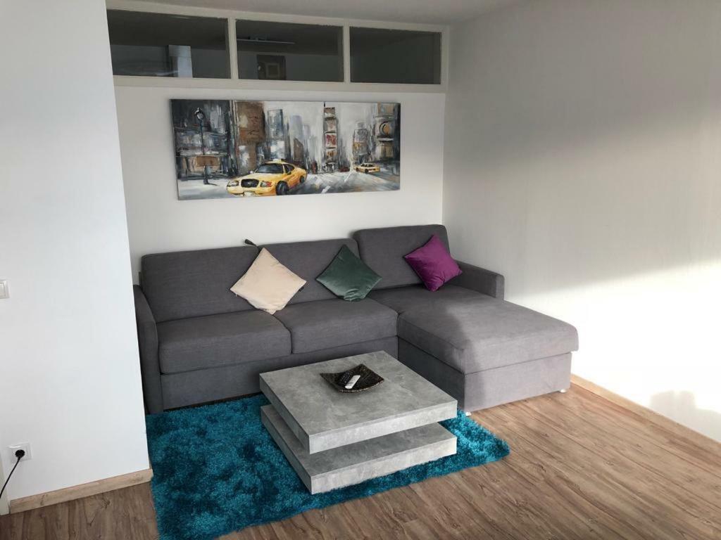 Apartman 8 *